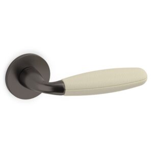 Olivari – Maniglia CLUB ottone S.ANTRACITE SAT/PELLE M181RB8B UV
