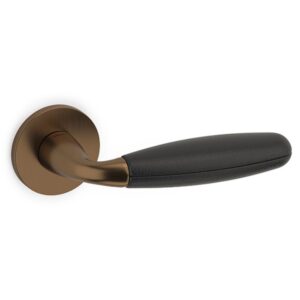 Olivari – Maniglia CLUB ottone SUPERBRONZO SAT/PELLE M181RB8B DV